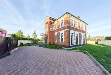 Коттедж 240 м² на участке 10 сот.