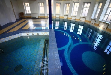 2 бассейна. банкетный зал, парк.