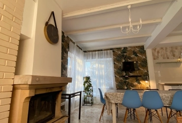 Дом с баней у пруда