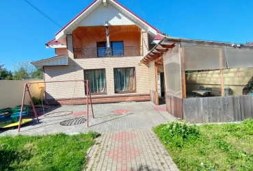 Коттедж 220 м² на участке 12 сот. 